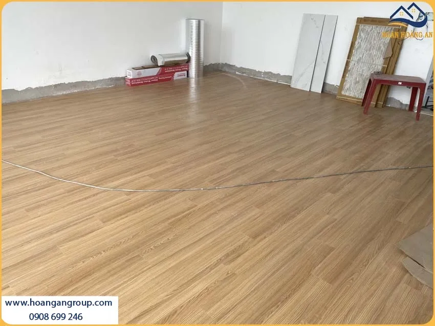 Phòng Khách Được Thi Công Sàn Gỗ Kosmos Đẹp Và Sang Trọng