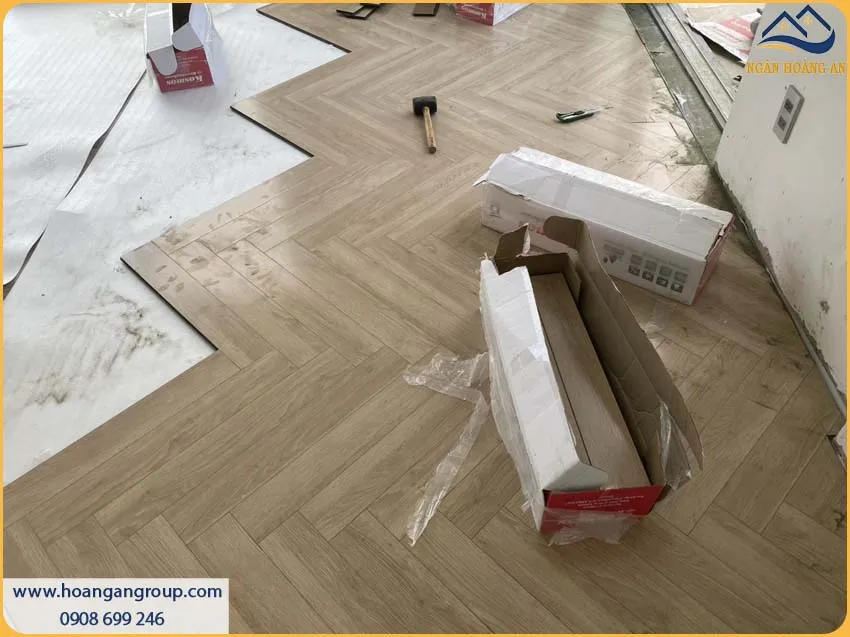 Căn Hộ Thi Công Bằng Sàn Gỗ Xương Cá Bền Bỉ, Không Bị Phai Màu