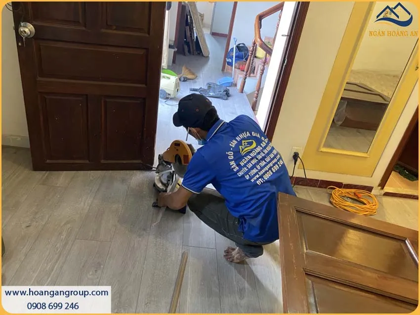 Thi Công Sàn Gỗ Công Nghiệp Binyl BT1531 Tạo Nên Sự Sang Trọng Thi Công Sàn Gỗ Công Nghiệp Binyl BT1531 Tạo Nên Sự Sang Trọng