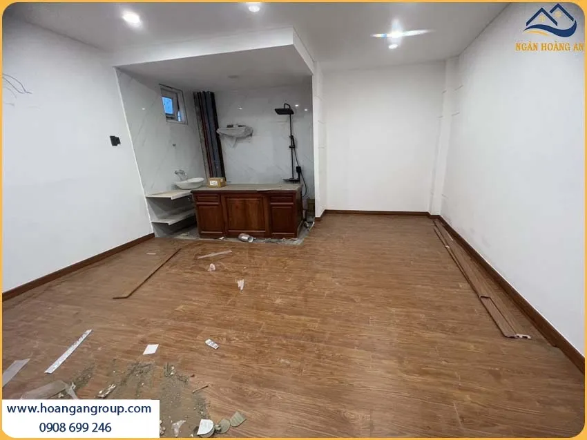 Căn Hộ Thi Công Bằng Sàn Gỗ Công Nghiệp Bền Bỉ, Không Bị Phai Màu