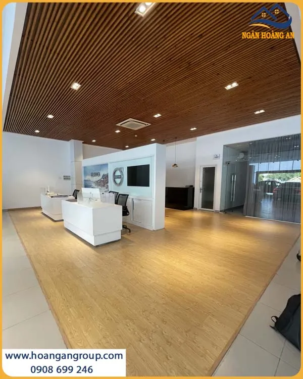 Showroom Thi Công Bằng Sàn Gỗ Công Nghiệp Bền Bỉ, Không Bị Phai Màu