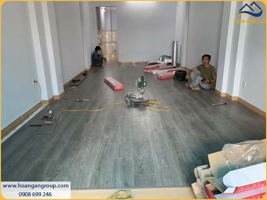 Thi Công Sàn Gỗ Công Nghiệp Kosmos S294 Tạo Nên Sự Sang Trọng Thi Công Sàn Gỗ Công Nghiệp Kosmos S294 Tạo Nên Sự Sang Trọng