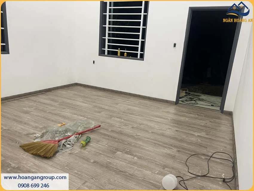 Căn Hộ Thi Công Bằng Sàn Gỗ Công Nghiệp Bền Bỉ, Không Bị Phai Màu