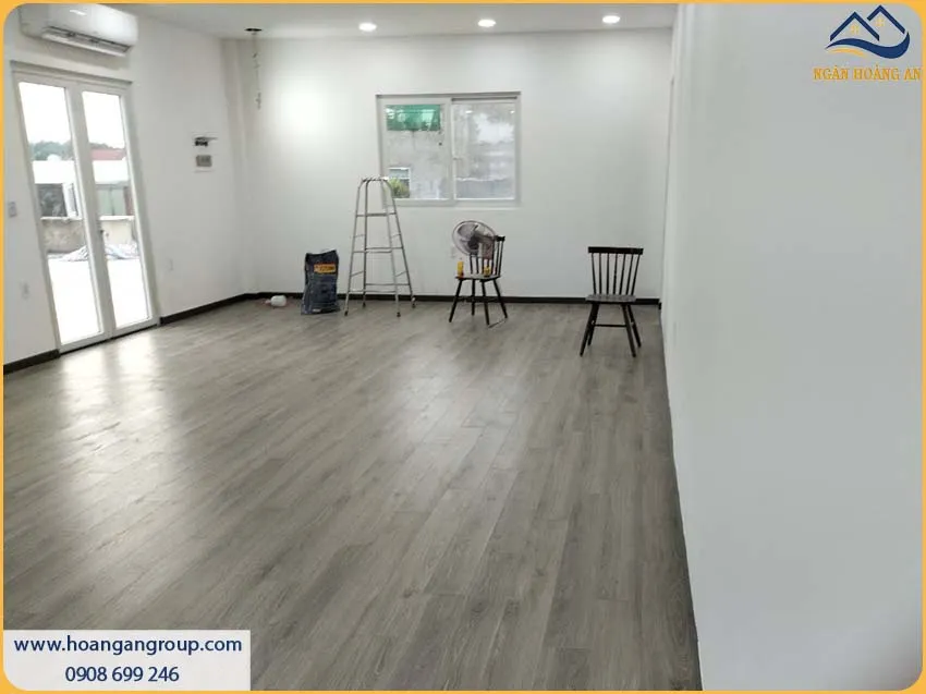 Căn Hộ Thi Công Bằng Sàn Gỗ Công Nghiệp Bền Bỉ, Không Bị Phai Màu