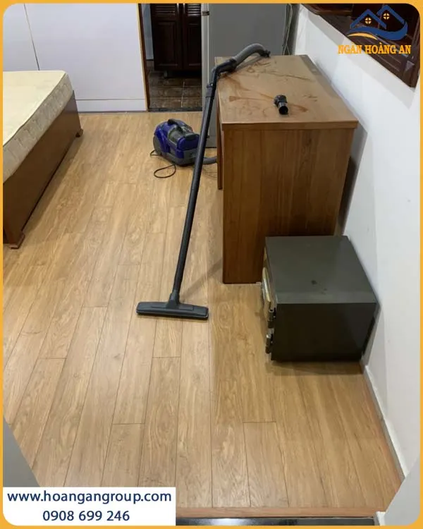 Căn Hộ Thi Công Bằng Sàn Gỗ Công Nghiệp Bền Bỉ, Không Bị Phai Màu