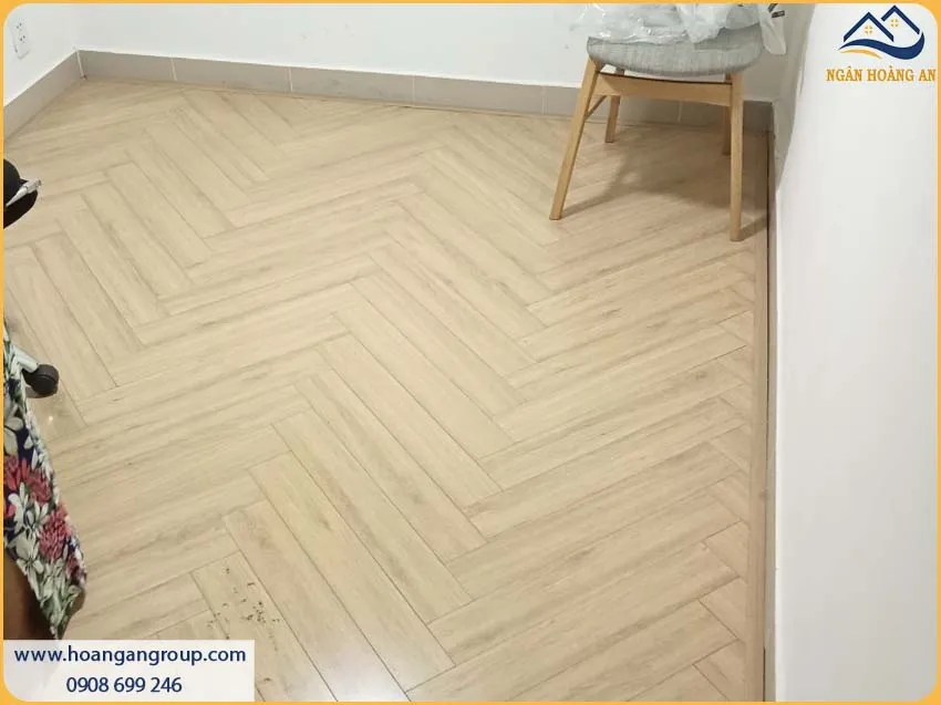 Căn Hộ Thi Công Bằng Sàn Gỗ Xương Cá Bền Bỉ, Không Bị Phai Màu