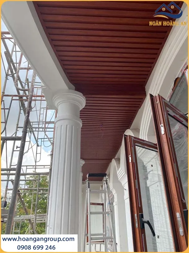 Thi Công Ốp Trần Lam Sóng Nhựa Giả Gỗ Tạo Nên Sự Sang Trọng