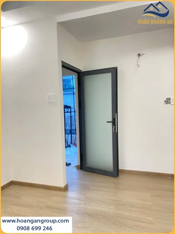 Căn Hộ Thi Công Bằng Sàn Nhựa Dán Keo Bền Bỉ, Không Bị Phai Màu