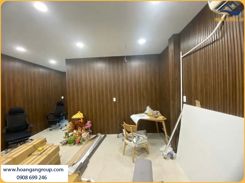 Căn Hộ Thi Công Ốp Tường Bằng Lam Sóng Bền Bỉ, Không Bị Phai Màu