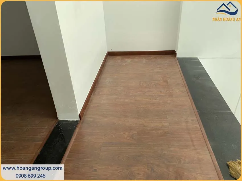 Căn Hộ Thi Công Bằng Sàn Gỗ Công Nghiệp Binyl Chống Nước 100 Giờ