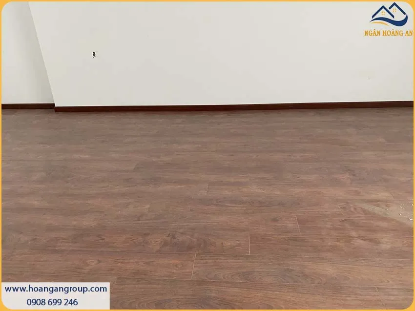 Phòng Khách Được Thi Công Sàn Gỗ Công Nghiệp Binyl Đẹp Và Thu Hút