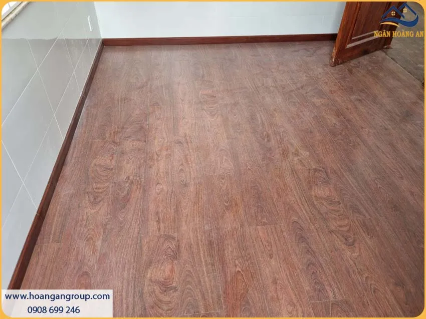 Căn Hộ Thi Công Bằng Sàn Gỗ Công Nghiệp Binyl Chống Nước 100 Giờ
