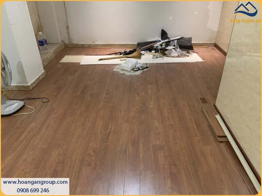 Sàn Gỗ Công Nghiệp Binyl Được Lắp Đặt Thời Thượng Cho Phòng Khách