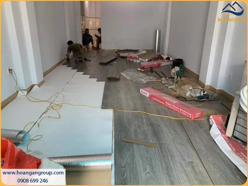 Căn Hộ Thi Công Bằng Sàn Gỗ Công Nghiệp Bền Bỉ, Không Bị Phai Màu Căn Hộ Thi Công Bằng Sàn Gỗ Công Nghiệp Bền Bỉ, Không Bị Phai Màu