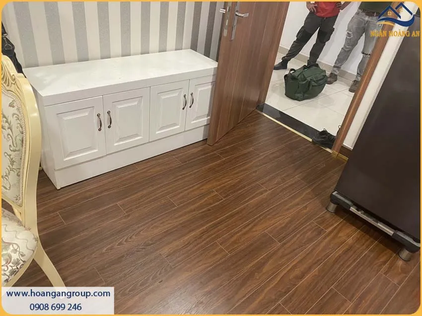 Phòng Khách Được Thi Công Sàn Gỗ Công Nghiệp Morser Đẹp Và Thu Hút