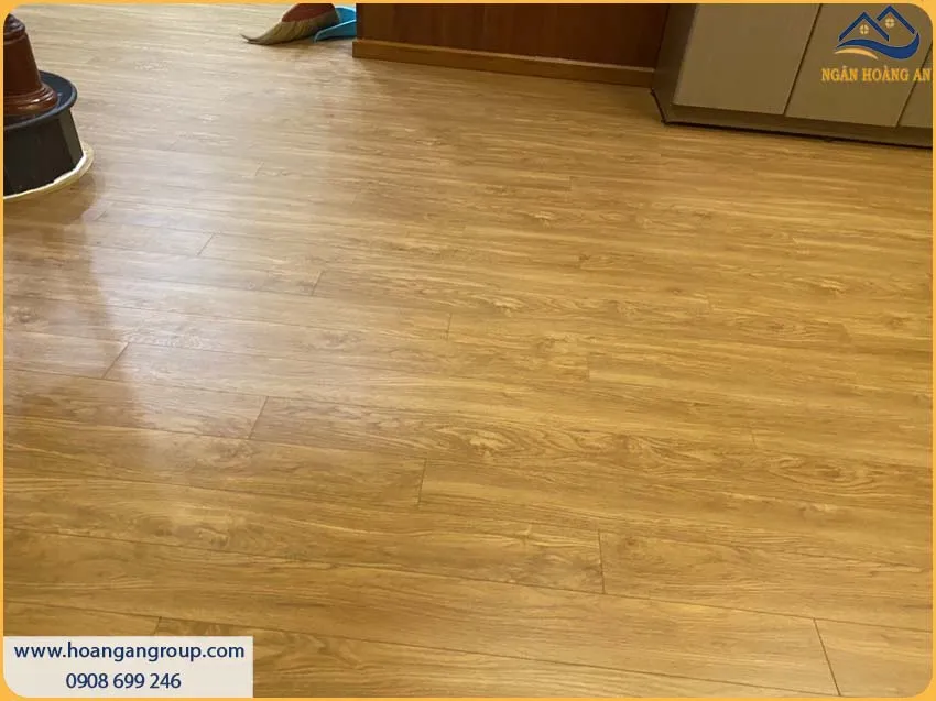 Căn Hộ Thi Công Bằng Sàn Gỗ Công Nghiệp Bền Bỉ, Không Bị Phai Màu