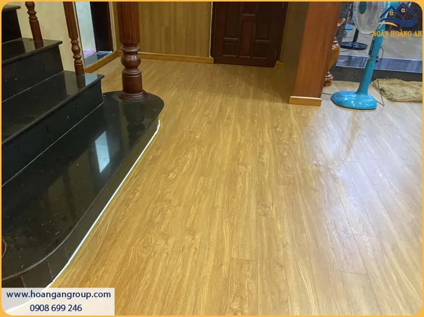 Phòng Khách Được Thi Công Sàn Gỗ Công Nghiệp Morser Đẹp Và Thu Hút