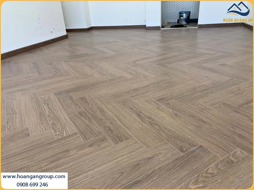 Căn Hộ Thi Công Bằng Sàn Gỗ Xương Cá Bền Bỉ, Không Bị Phai Màu