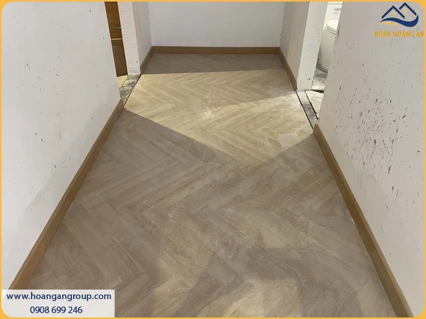 Sàn Gỗ Xương Cá Kosmos Được Lắp Đặt Thời Thượng Cho Phòng Khách