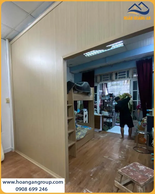 Thi Công Vách Ngăn Nhựa Giả Gỗ Glotex Khả Năng Chống Ẩm Tốt