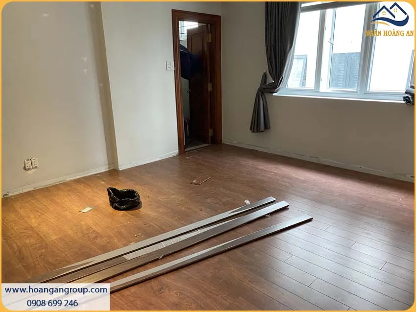Thi Công Sàn Gỗ Công Nghiệp Binyl 12mm Chắc Chắn Cho Không Gian Sống