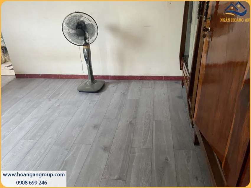 Thi Công Sàn Gỗ Công Nghiệp Binyl 12mm Chắc Chắn Cho Không Gian Sống Thi Công Sàn Gỗ Công Nghiệp Binyl 12mm Chắc Chắn Cho Không Gian Sống