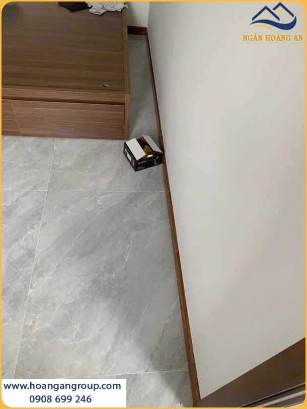 Len Chân Tường Nhựa PVC Được Lắp Đặt Sang Trọng Cho Phòng Khách Len Chân Tường Nhựa PVC Được Lắp Đặt Sang Trọng Cho Phòng Khách