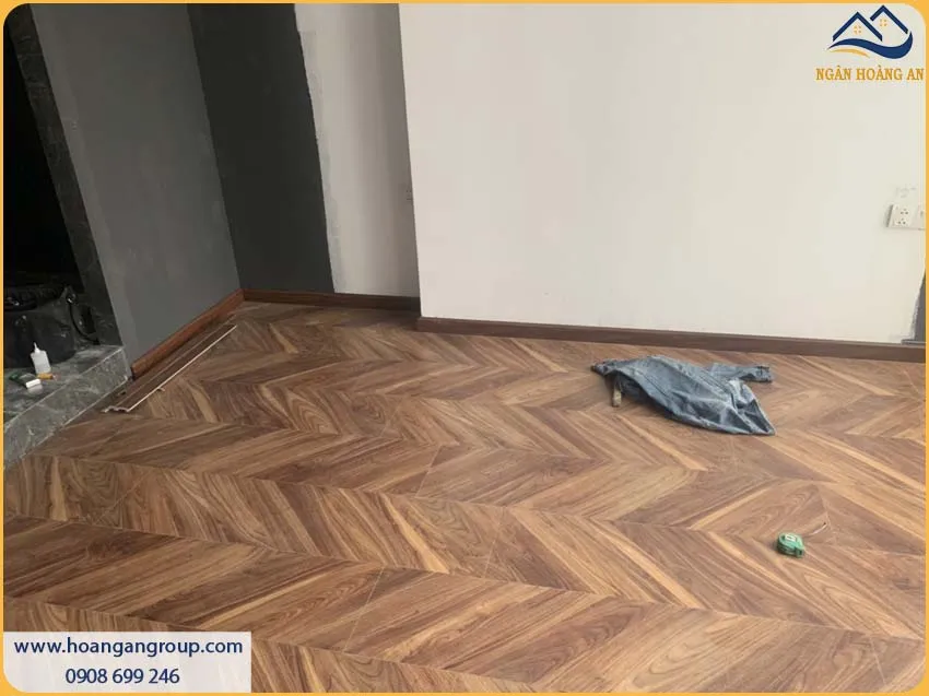 Phòng Khách Được Thi Công Sàn Gỗ Vân Xương Cá Morser Đẹp Và Thu Hút