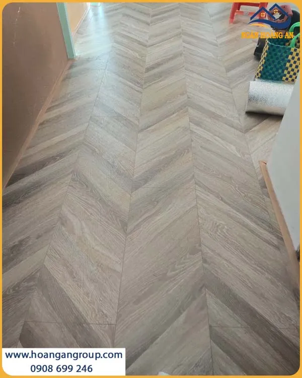 Căn Hộ Thi Công Bằng Sàn Gỗ Vân Xương Cá Bền Bỉ, Không Bị Phai Màu