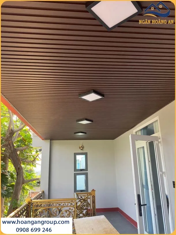 Tấm Nhựa Lam Sóng Nhựa Giả Gỗ Có Khả Năng Cách Âm, Cách Nhiệt Tốt
