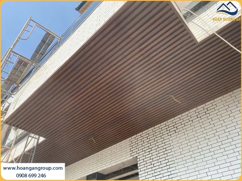 Nhà Dân Được Ốp Trần Bằng Lam Sóng Nhựa Giả Gỗ Bền, Đẹp