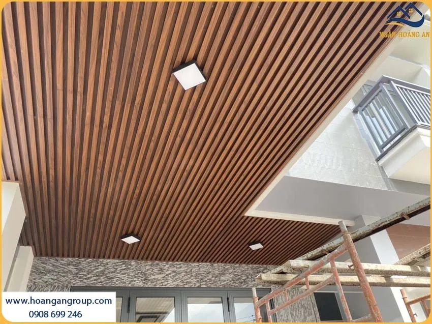 Thi Công Ốp Trần Lam Sóng Nhựa Giả Gỗ Chống Cháy Lan, An Toàn Thi Công Ốp Trần Lam Sóng Nhựa Giả Gỗ Chống Cháy Lan, An Toàn