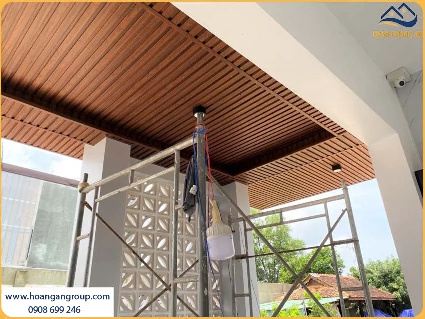 Ốp Trần Tấm Lam Sóng Giả Gỗ Kosmos Tạo Điểm Nhấn Cho Không Gian 