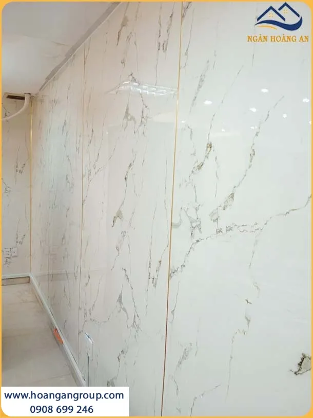 Thi Công Ốp Tường Tấm PVC Nhựa Giả Đá Chắc Chắn Cho Không Gian