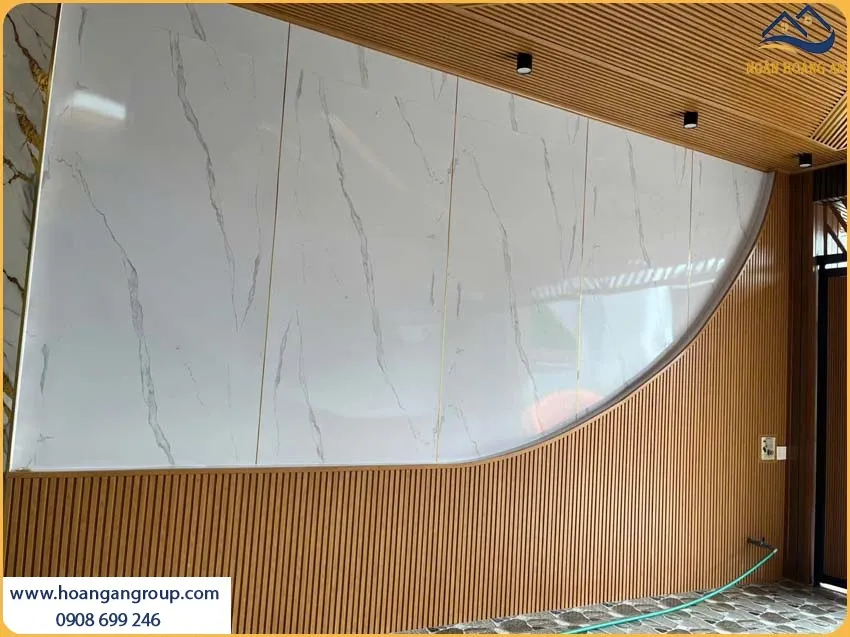 Thi Công Ốp Tường PVC Giả Đá Kết Hợp Lam Sóng Sự Kết Hợp Độc Đáo Thi Công Ốp Tường PVC Giả Đá Kết Hợp Lam Sóng Sự Kết Hợp Độc Đáo