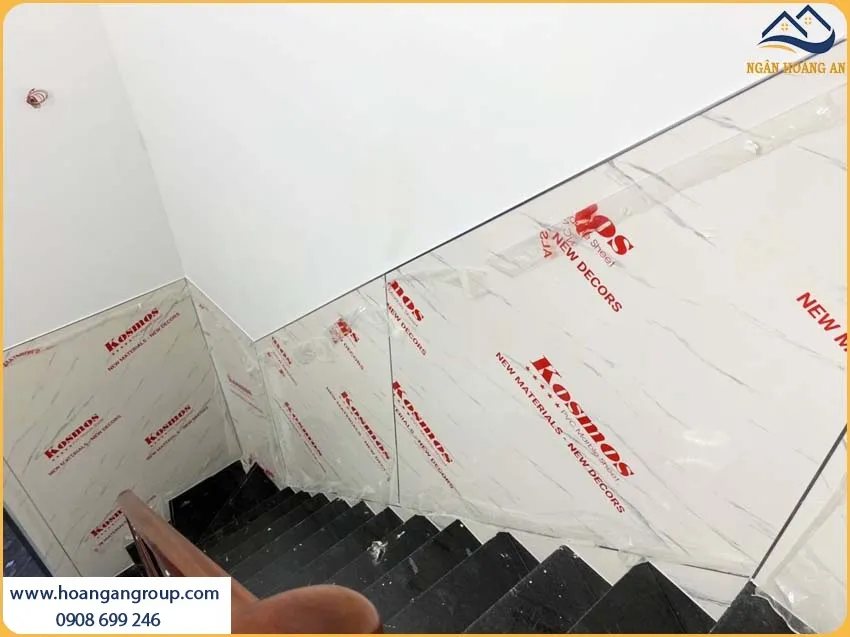 Thi Công Ốp Tường Cầu Thang PVC Giả Đá Tạo Nên Sự Tinh Tế