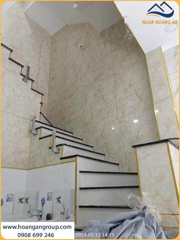 Thi Công Ốp Tường Cầu Thang PVC Giả Đá Tạo Nên Sự Sang Trọng