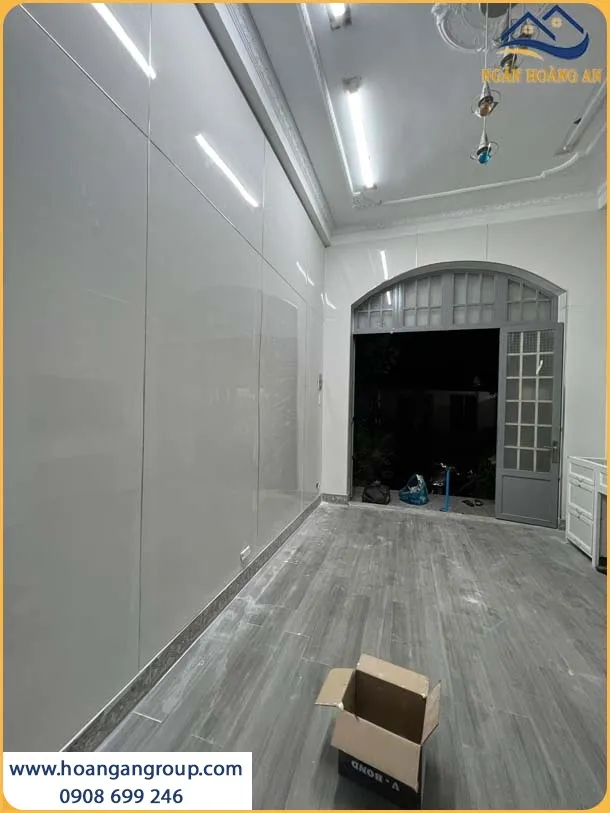 Tấm Nhựa PVC Màu Trắng Được Lắp Đặt Thời Thượng Cho Phòng Khách