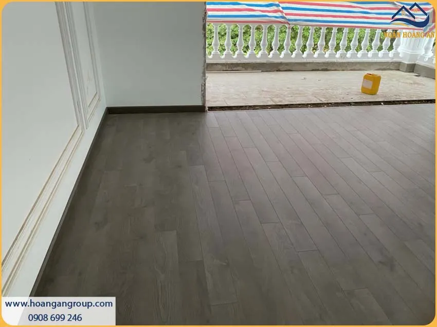 Thi Công Sàn Gỗ Công Nghiệp Binyl 12mm Chắc Chắn Cho Không Gian Sống