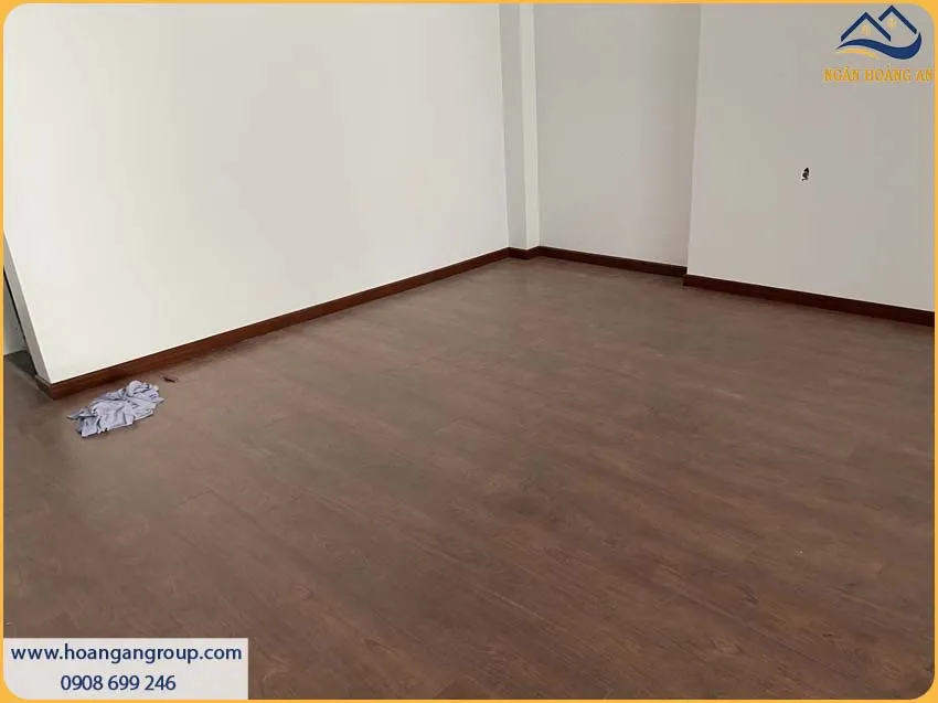Thi Công Sàn Gỗ Công Nghiệp Binyl 12mm Chắc Chắn Cho Không Gian Sống