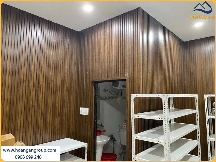 Tạo Điểm Nhấn Cho Ngôi Nhà Nhờ Thi Công Ốp Tường Lam Sóng Giả Gỗ
