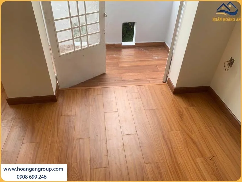 Sàn Gỗ Kosmos Được Lắp Đặt Sang Trọng Cho Phòng Khách Sàn Gỗ Kosmos Được Lắp Đặt Sang Trọng Cho Phòng Khách