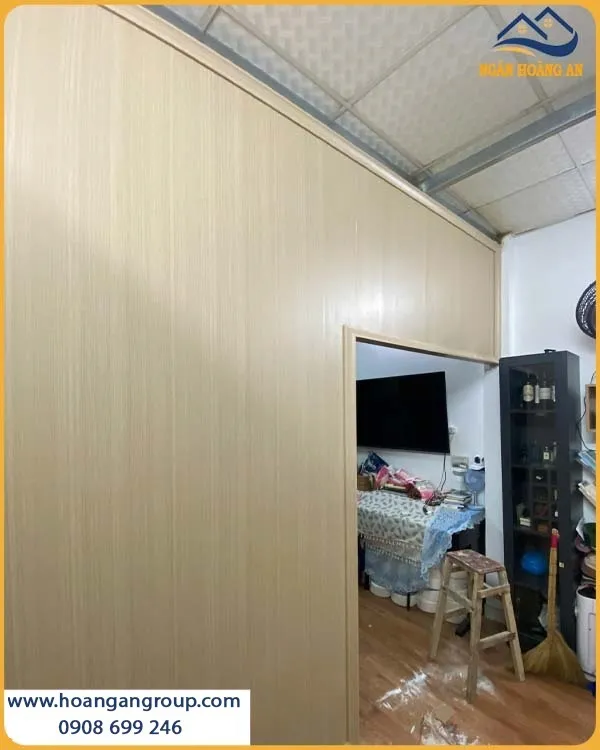 Vách Ngăn Nhựa Galawood Được Lắp Đặt Sang Trọng Cho Phòng Khách