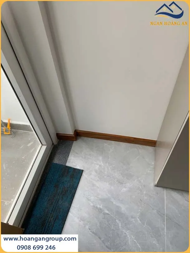 Thi Công Len Chân Tường Nhựa Giả Gỗ Cao 75mm PVC753 Morser
