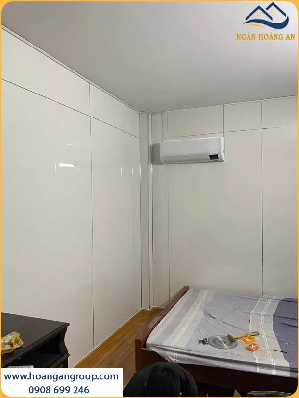 Tường Phòng Ngủ Được Ốp Tường Tỉ Mỉ Bởi Tấm Nhựa PVC Màu Trắng Tường Phòng Ngủ Được Ốp Tường Tỉ Mỉ Bởi Tấm Nhựa PVC Màu Trắng