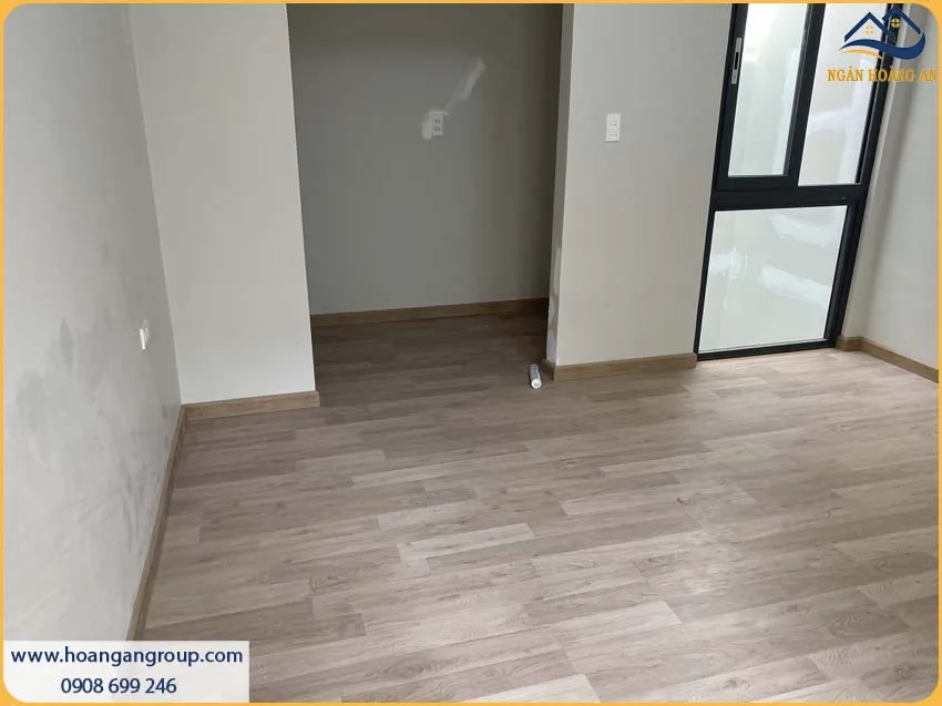 Lắp Đặt Sàn Gỗ Công Nghiệp Binyl Thi Công Nhanh, Có Độ Bền Cao
