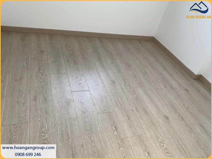 Sàn Phòng Khách Được Thi Công Chắc Chắn Bởi Sàn Gỗ Công Nghiệp