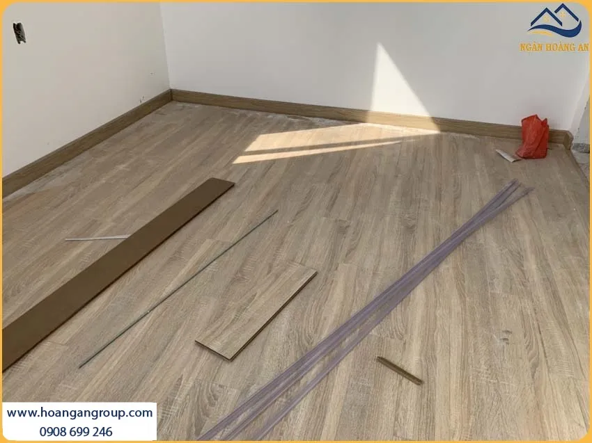 Căn Hộ Thi Công Bằng Sàn Gỗ Công Nghiệp Bền Bỉ, Không Bị Phai Màu