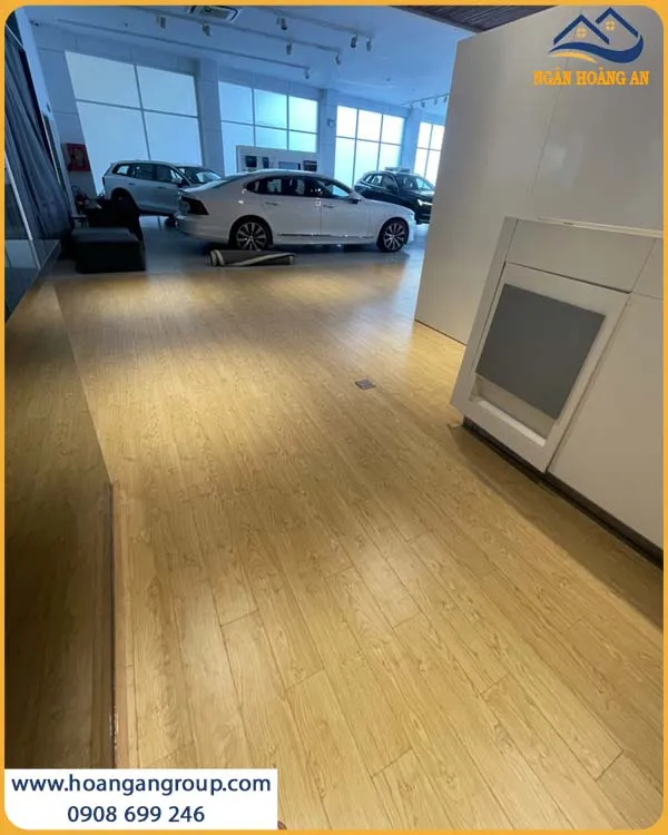 Thi Công Sàn Gỗ Công Nghiệp Chắc Chắn Cho Showroom Ô Tô