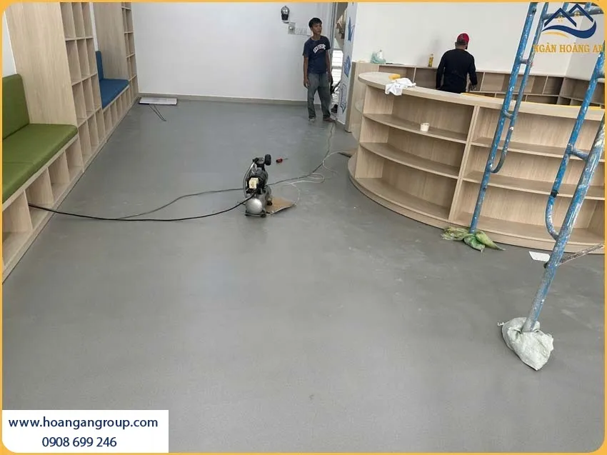 Thi Công Sàn Nhựa Dán Keo Vân Bê Tông Thêm Đẳng Cấp